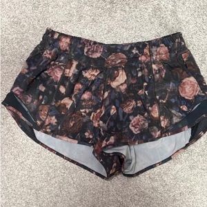 Lululemon hotty hot shorts size 6 GUC